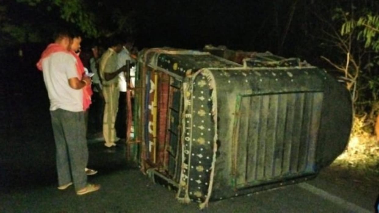 A laborer crushed to death due to an auto overturned in Buxar, six people were injured