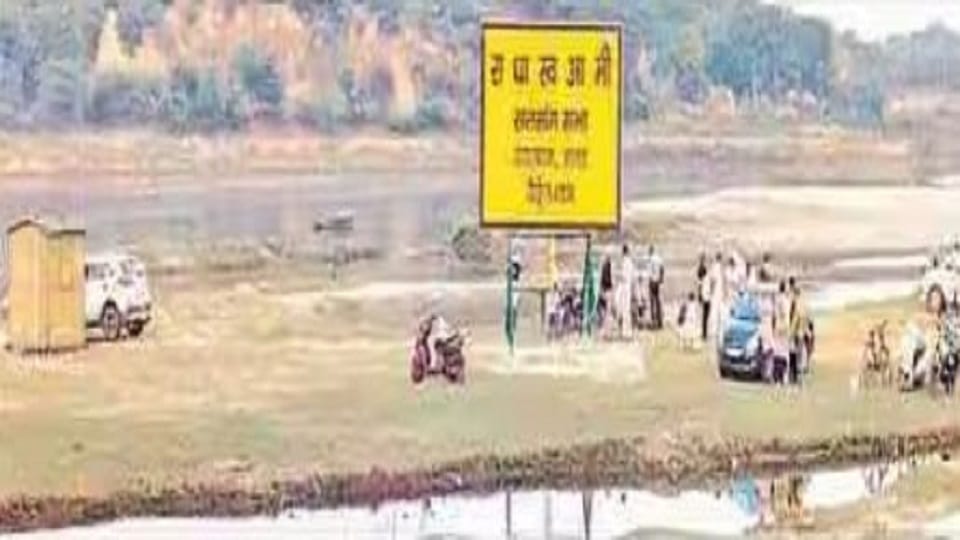 Capture of the river DM removed the boards from Yamuna Satsangis put them again
