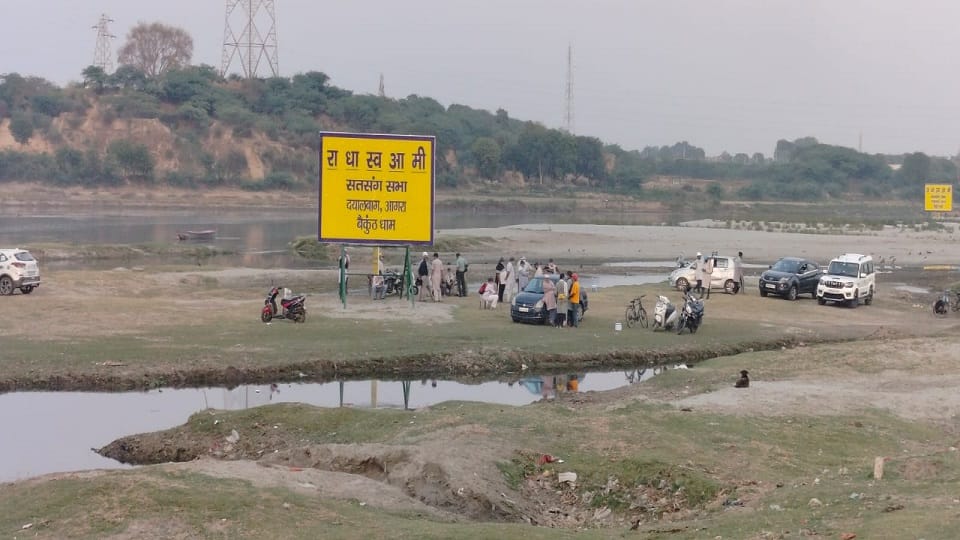 Satsangis stopped administration did not allow board to be removed from submerged area in Yamuna