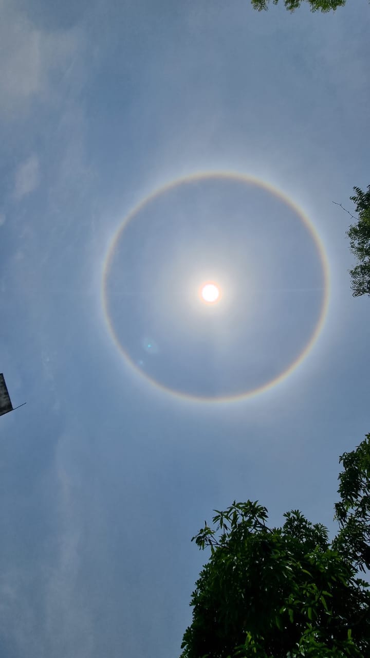 Amazing sight seen in the sky: People came out on the streets to see the sun wearing rainbow rings, photo vira