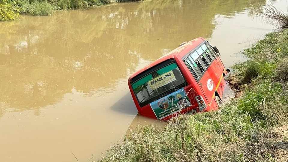 Mini bus fell into sirhind canal due to steering failure in bathinda