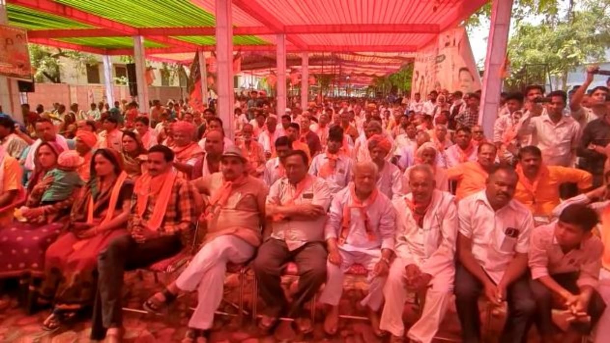 Dausa Angry with the government in Dausa Valmiki Samaj performed with broom