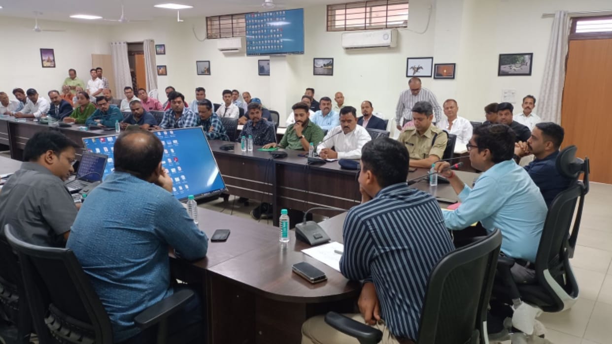Ujjain collector instructed the hotel operators, said - put up the rate list, take the fire safety certif