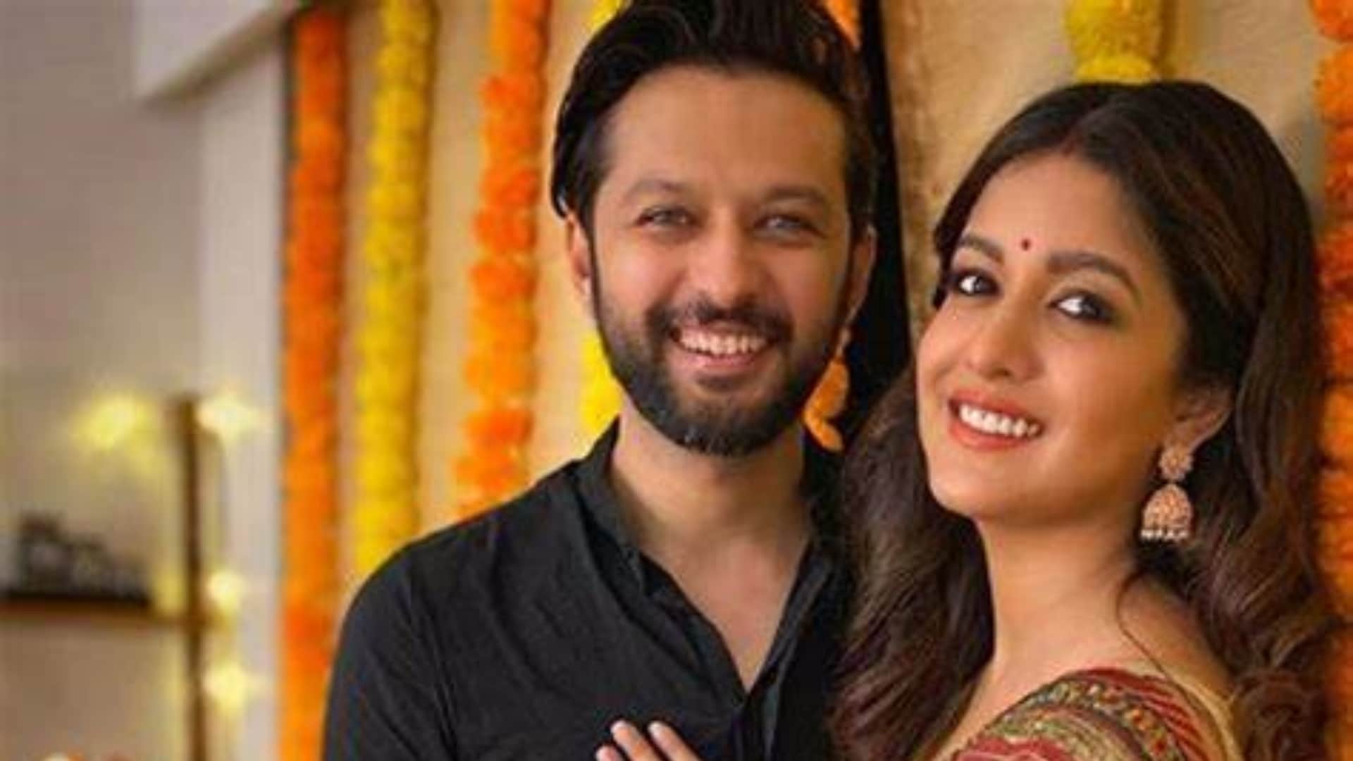 Ishita Dutta Baby Shower pictures goes viral Husband Vatsal Sheth kisses her belly bump in media