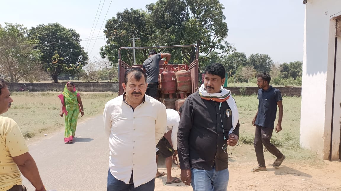 Black marketing of cylinders LPG busted in jaunpur  277 cylinders recovered