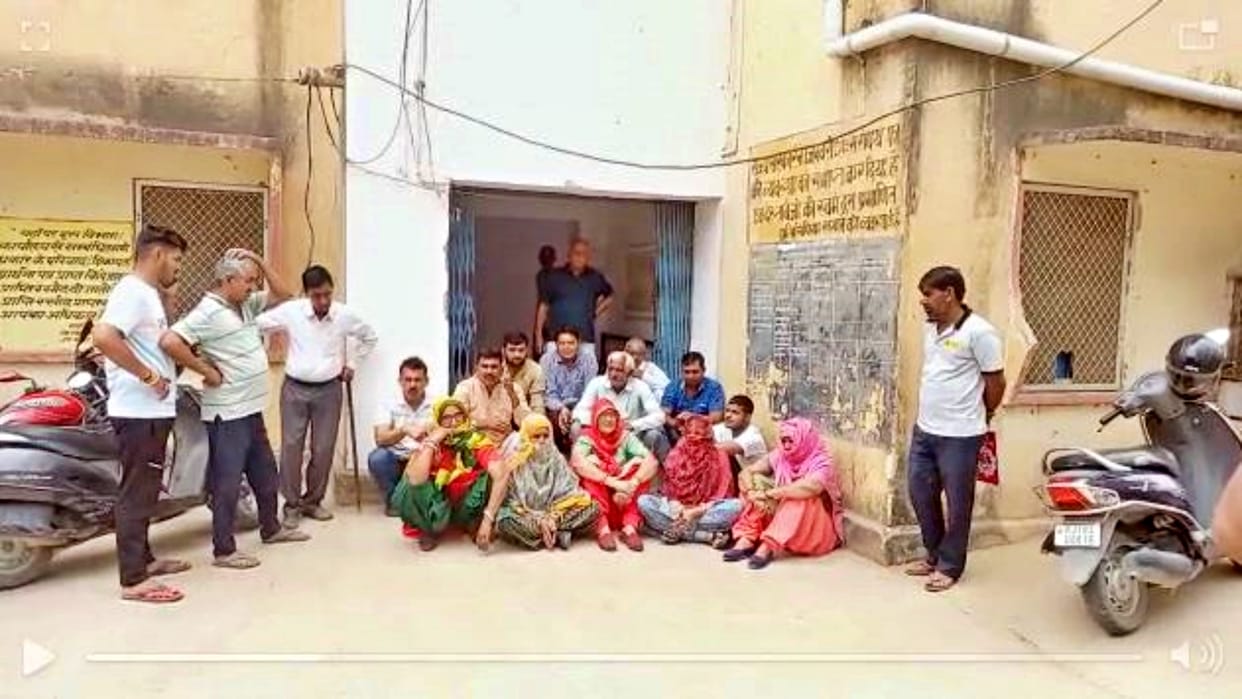 Jhunjhunu Troubled by shortage of drinking water in Chirawa people closed gates of water supply department