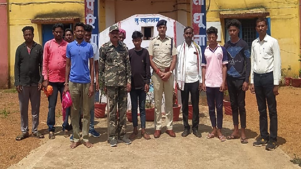 Six people who went to Tamil Nadu in search of employment were taken hostage by the contractor