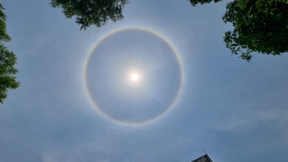 Amazing sight seen in the sky: People came out on the streets to see the sun wearing rainbow rings, photo vira