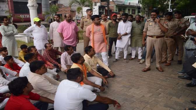 BJP and Congress supporters fiercely fought in Jhansi