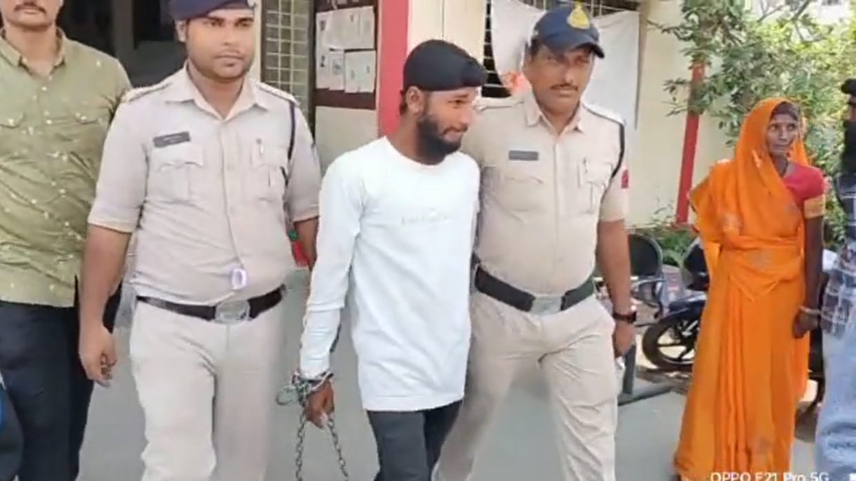 MP News: Two accused arrested with 21 illegal weapons, used to deal on social media