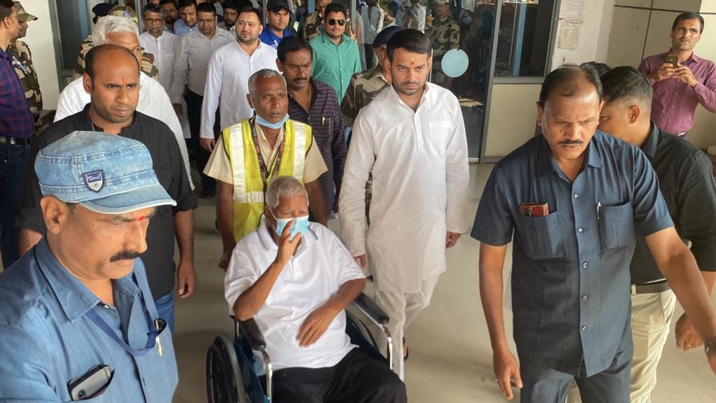 Lalu Yadav: RJD supremo reached Patna, TejPratap-Tejashwi also seen together, welcomed with rain of flowers