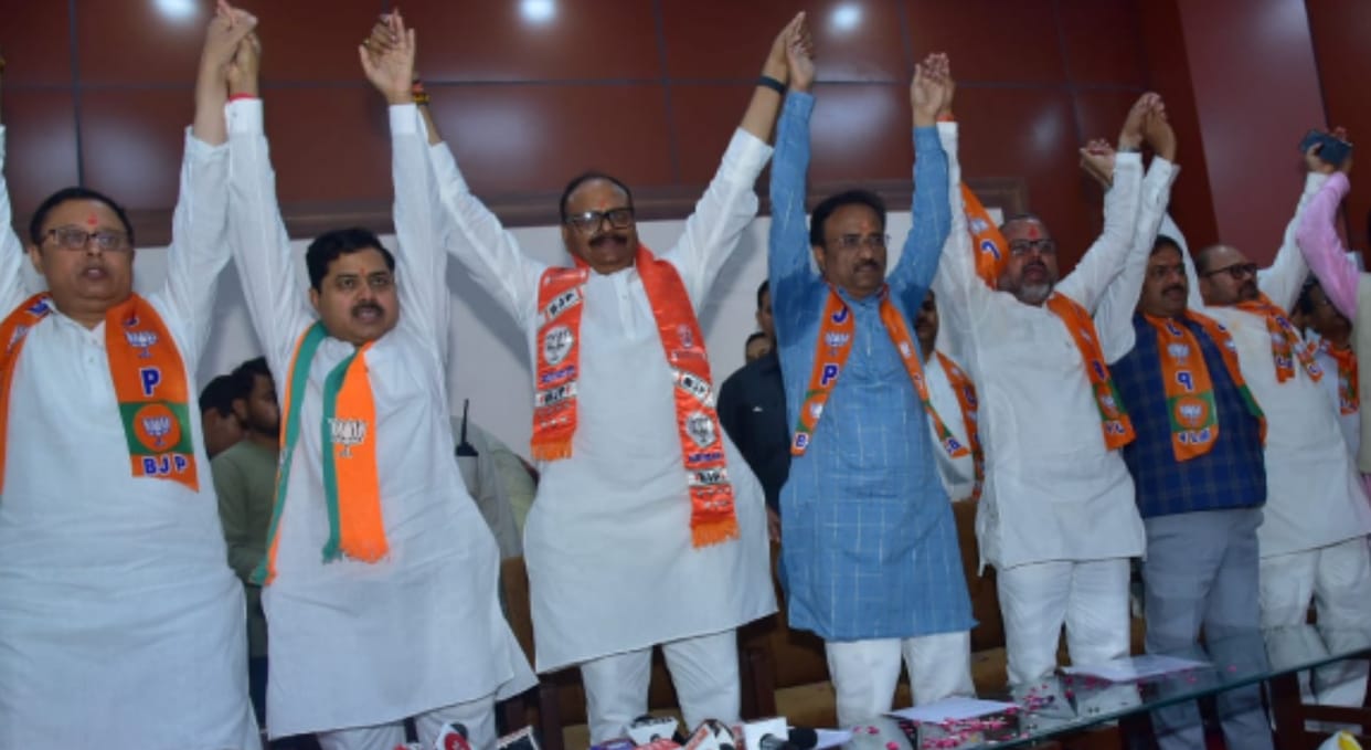 Lucknow News: Former SP state secretary Ajay Tripathi including many leaders join BJP