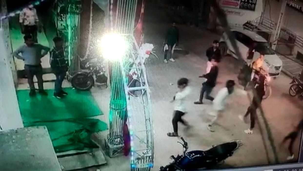 Firing for puri in Chambal, When the young man who was eating food at the wedding could not find it, he fired