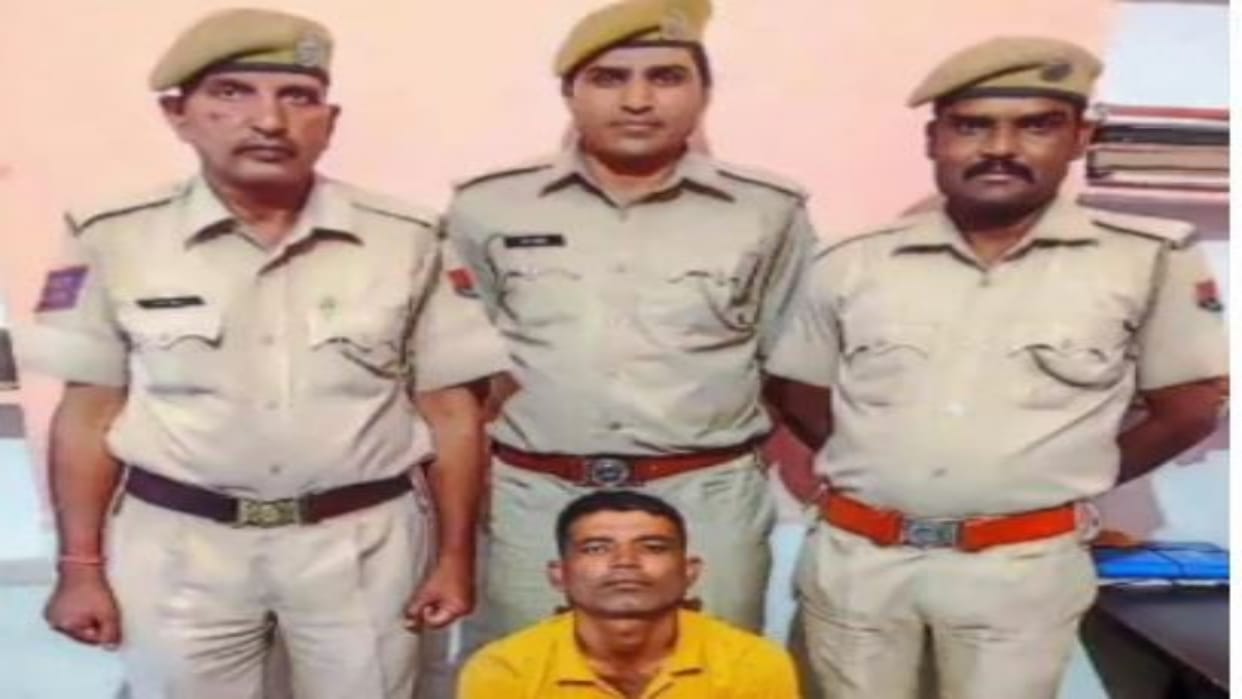 Police arrested the accused of stealing in the house in broad daylight in Sikar