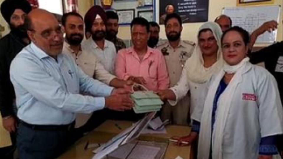 jammu kashmir: Purse full of missing jewelry returned to owner by nurse at Poonch district hospital