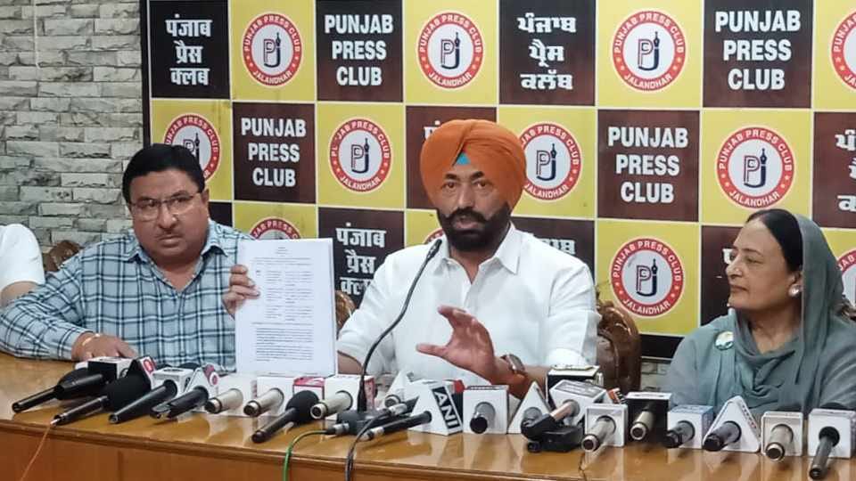 प्रेस वार्ता करते सुखपाल सिंह खैरा।
