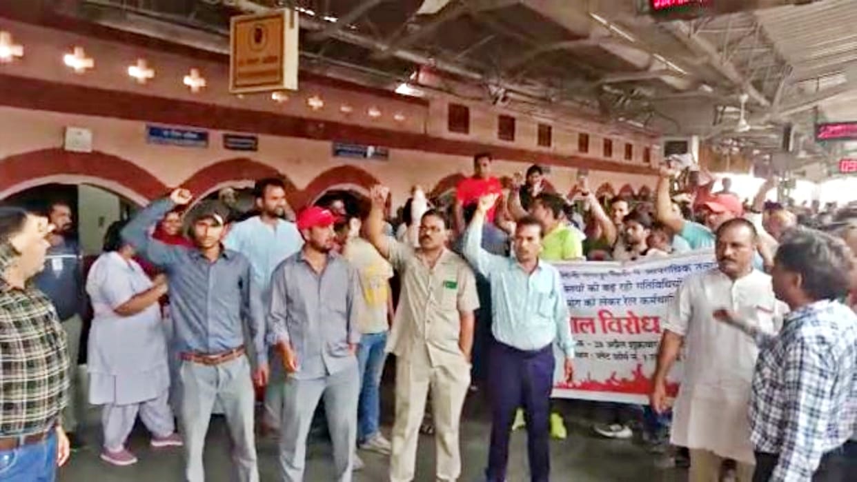 Railway employees protest in Gangapur City against increasing criminal activities in Railway Colony Sawai Madh