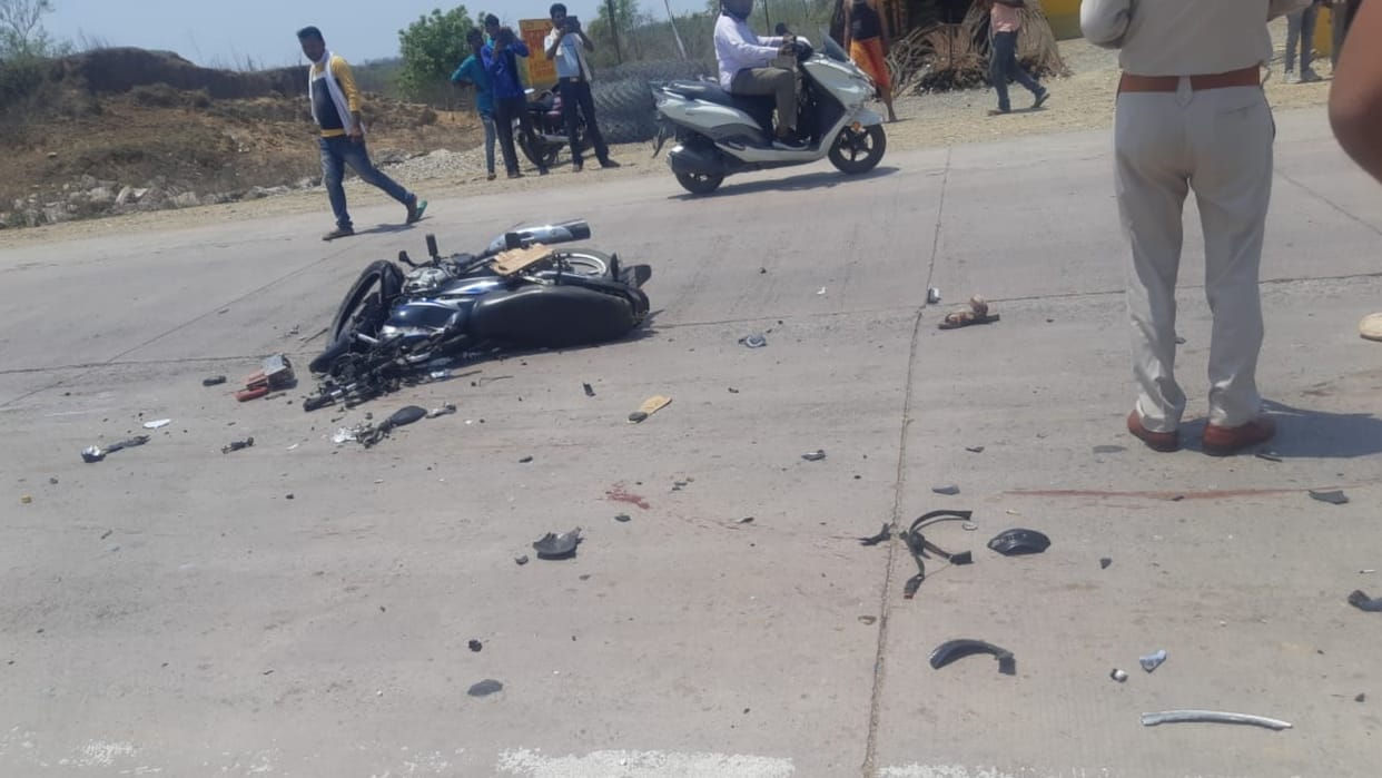 MP News: Speeding truck hit the bike, three youths died on the spot