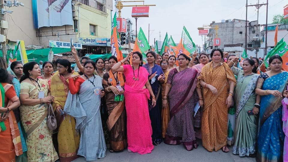 शराब बंदी की मांग को लेकर भाजपा महिला मोर्चा ने किया चक्काजाम
