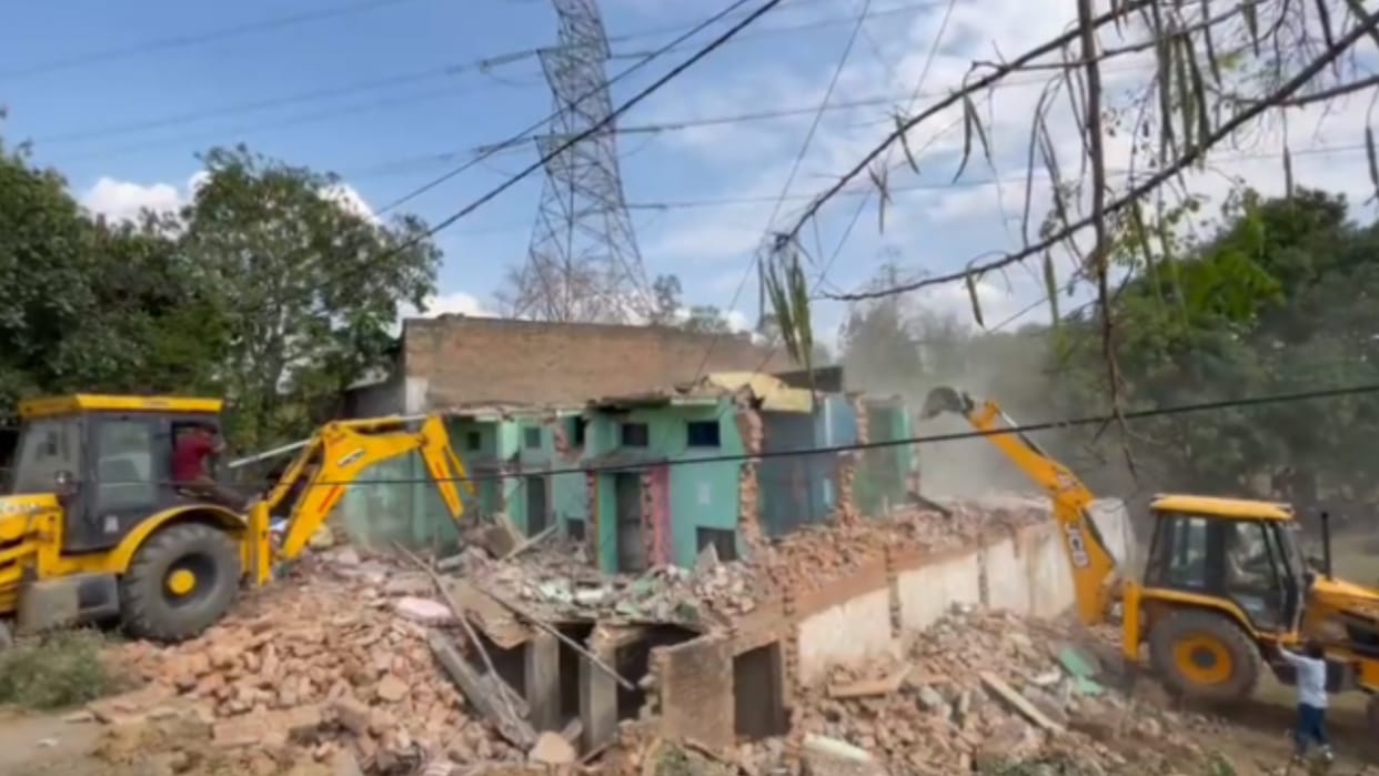 In Singrauli, the bulldozer went to the house of the person who crushed uncle and brother, illegal constructio