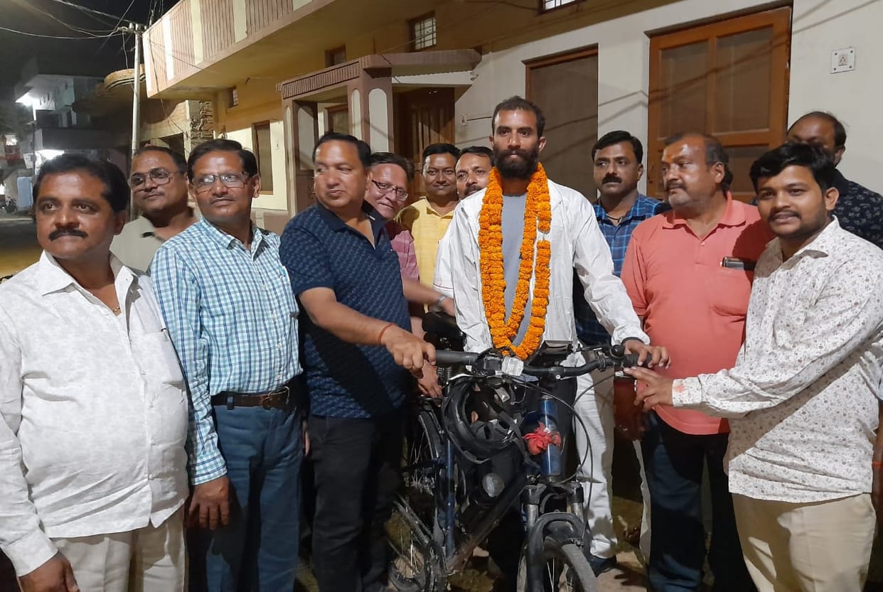 Robin reached Sonbhadra after traveling 1465 km by bicycle  for saving environment