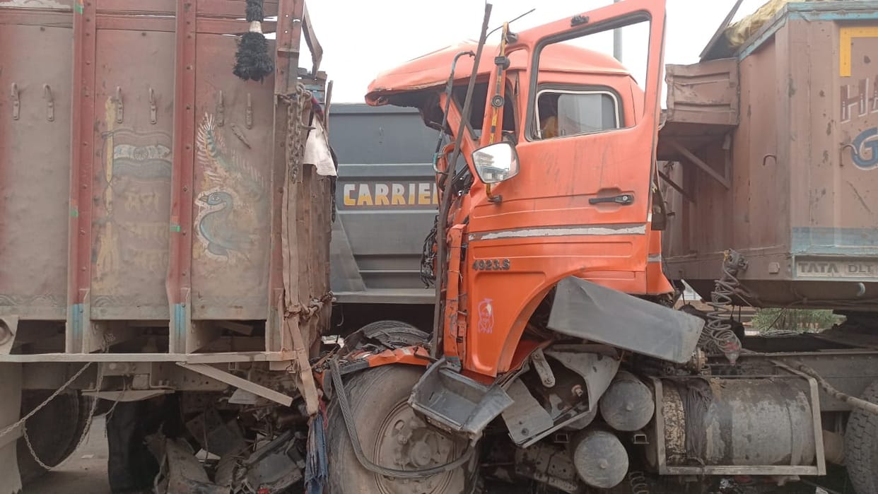 Patna: Collision between two trucks on NH 30, driver of one got trapped in the cabin; The police pulled out li