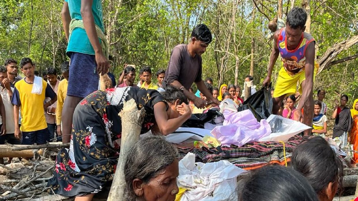 Funeral of soldiers of Kawasi Para who were martyred in Naxalite attack