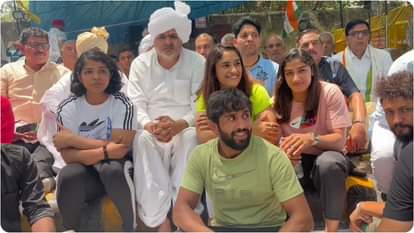 जंतर-मंतर में धरने पर बैठे पहलवान।