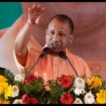 जनसभा में सम्बोधित करते सी एम योगी आदित्यनाथ