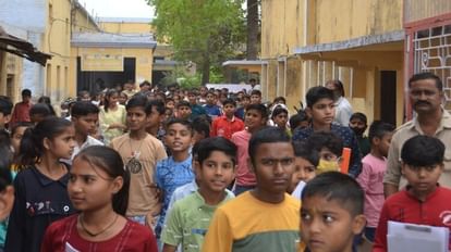 Hathras News: 14 केंद्रों पर हुई जवाहर नवोदय विद्याल की प्रवेश परीक्षा, आसान सवाल से बच्चों के खिले चेहरे Jawahar Navodaya Vidyalaya entrance exam held at 14 centers