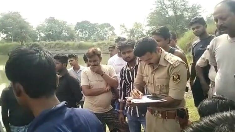 Bihar Crime:मुजफ्फरपुर में पोखर में मिला युवक का शव, पत्नी पर प्रेमी के साथ  मिलकर हत्या करने का आरोप - Body Of Young Man Found In Pond In Muzaffarpur,  Wife Accused Of
