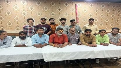Aligarh News: भाजपा के जिला उपाध्यक्ष ने दिया इस्तीफा, लड़ा रहे हैं पत्नी को निर्दलीय चुनाव, बताया जान को खतरा Aligarh BJP district vice president resigns
