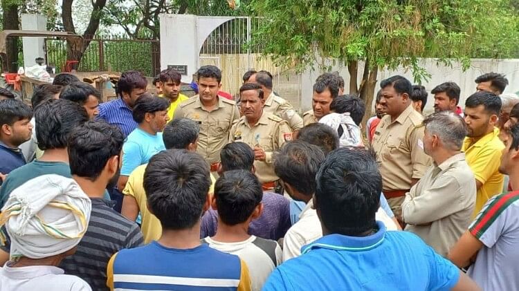 Baghpat: No place  found in crematorium, villagers forced to perform last rites of a young man on raodside