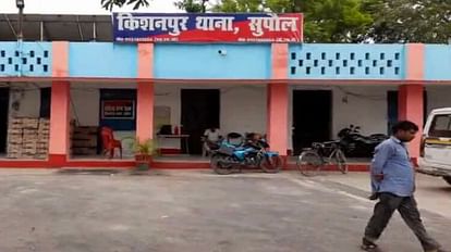Bihar Crime: सुपौल में बुजुर्ग की गला रेतकर हत्या, पत्नी को भी चाकू घोंप कर किया घायल, जांच में जुटी पुलिस सुपौल में वृद्ध की गला रेतकर हत्या, पत्नी को भी चाकू मारकर किया घायल