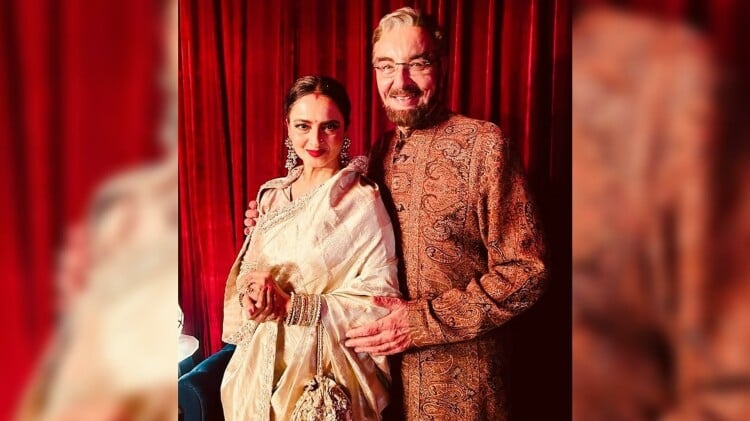 Rekha Poses With Kabir Bedi At Awards Night, Fans Call It Iconic 'khoon ...