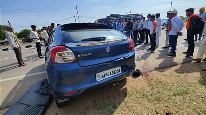 Accident: छतरपुर खजुराहो रोड पर भीषण सड़क हादसा, रॉन्ग साइड से आ रहे ट्रैक्टर से टकराई कार, दो की मौत, एक गंभीर Horrific road accident on Chhatarpur Khajuraho road, car collided with tractor two killed