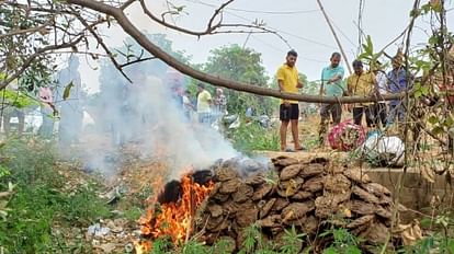 Baghpat News: श्मशान में नहीं मिली जगह, सड़क किनारे युवक का अंतिम संस्कार करने को मजबूर हुए ग्रामीण Baghpat: No place found in crematorium, villagers forced to perform last rites of a young man on raodside