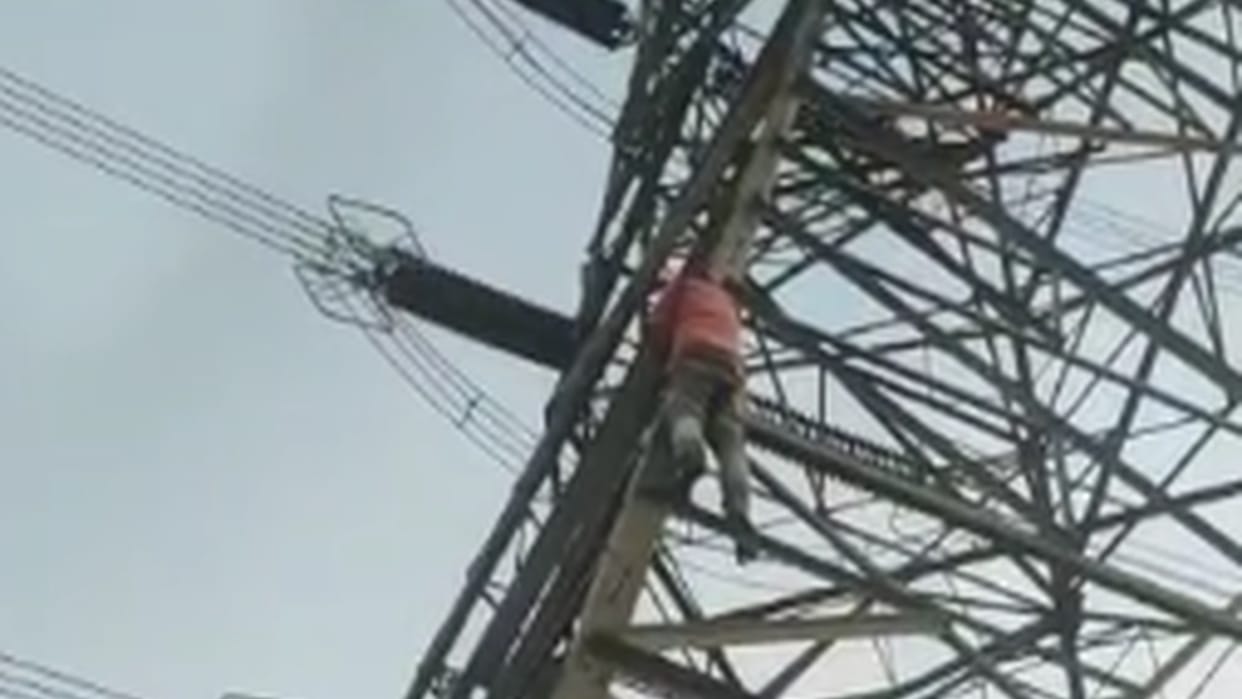 drunk man climbs 70 feet high power tower in chhattisgarh korba