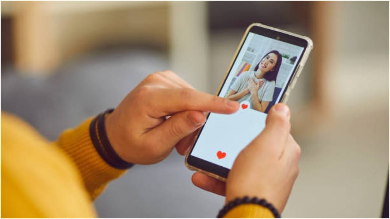Hackers stealing emails and private messages from dating apps websites report