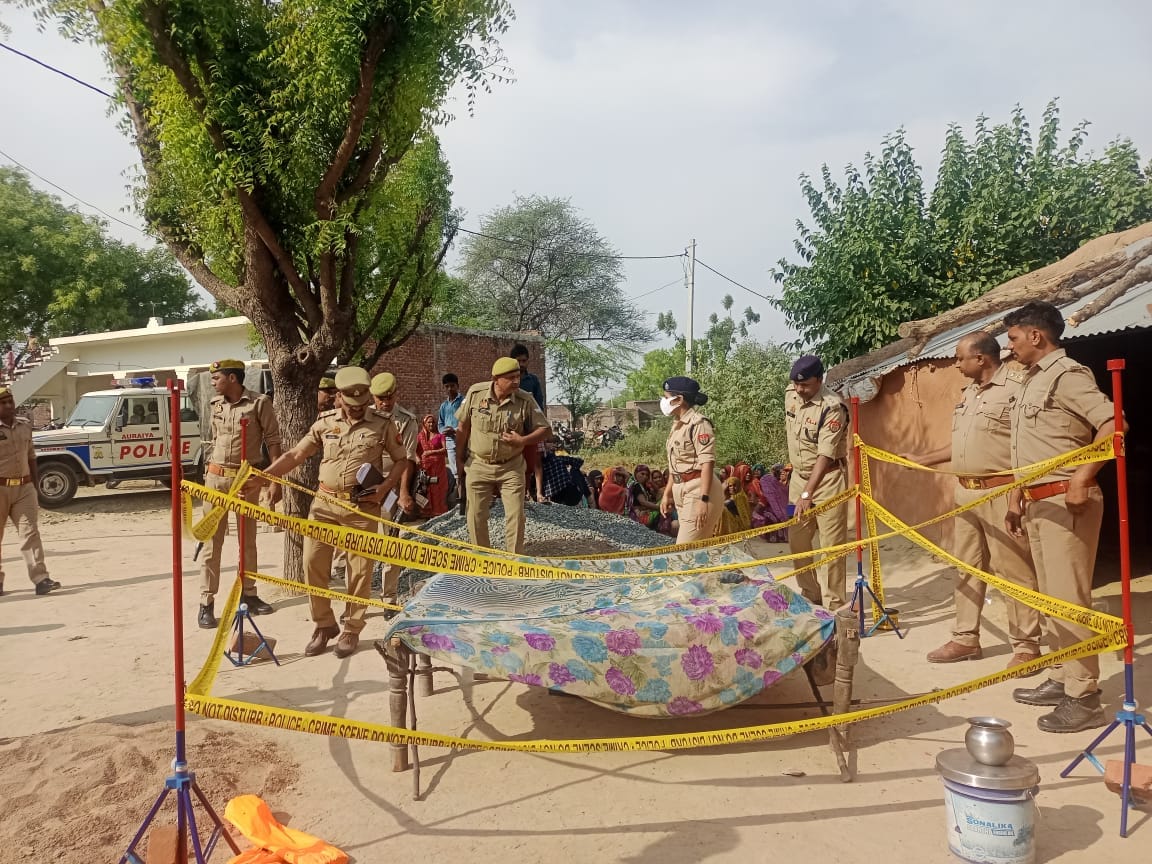 Murder of a farmer sleeping outside the house in Auraiya, crushed to death with a brick, police engaged in inv