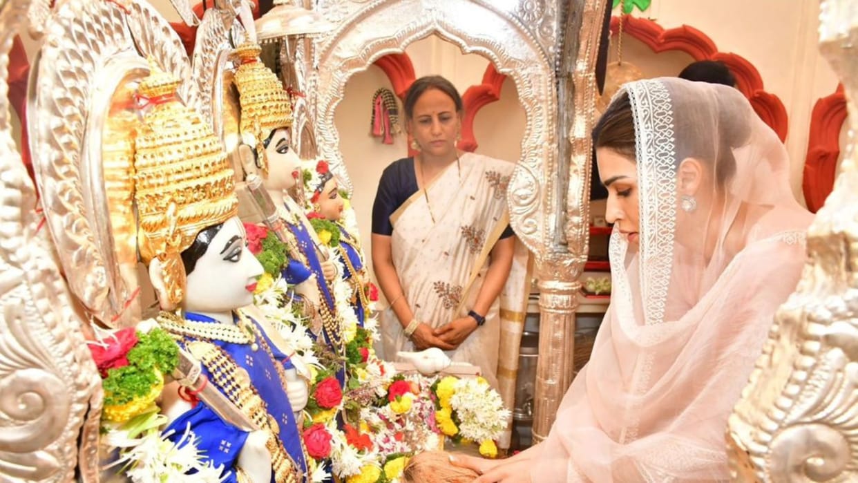 Adipurush: Actress Kriti Sanon Visit Ram Mandir In Tulshibaug Pune on the occasion of Maa Sita Navami