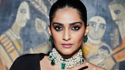 Bollywood actors who did not charged fees for doing cameo in films DeepiKa Padukone Shahrukh Khan Jawan