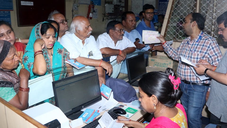 Police Team search Absconding manager Bank Mitra  of Central Bank Aligarh
