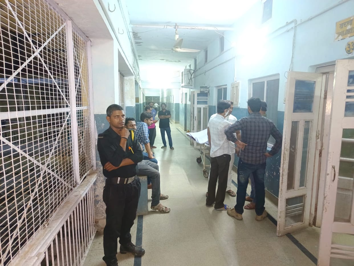 Sonebhadra The dead body of JE of Obra project was found near the bushes, had left home for duty