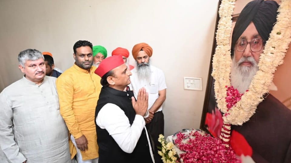Samajwadi Party President Akhilesh Yadav condoled death of former CM parkash Singh Badal