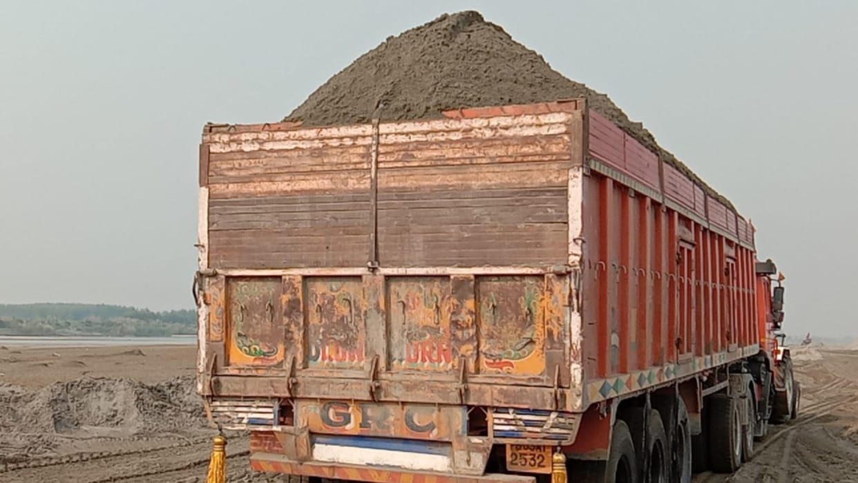 West Bengal Updates: A truck hit two auto drivers, died on the spot, know the whole incident