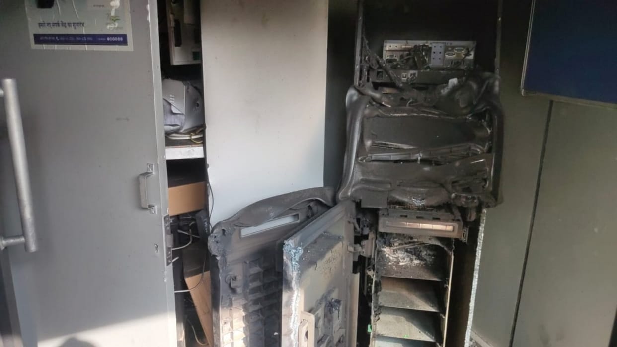 Robbers cut SBI Bank ATM with gas cutter near the police station in Chhapra, escaped with lakhs of rupees