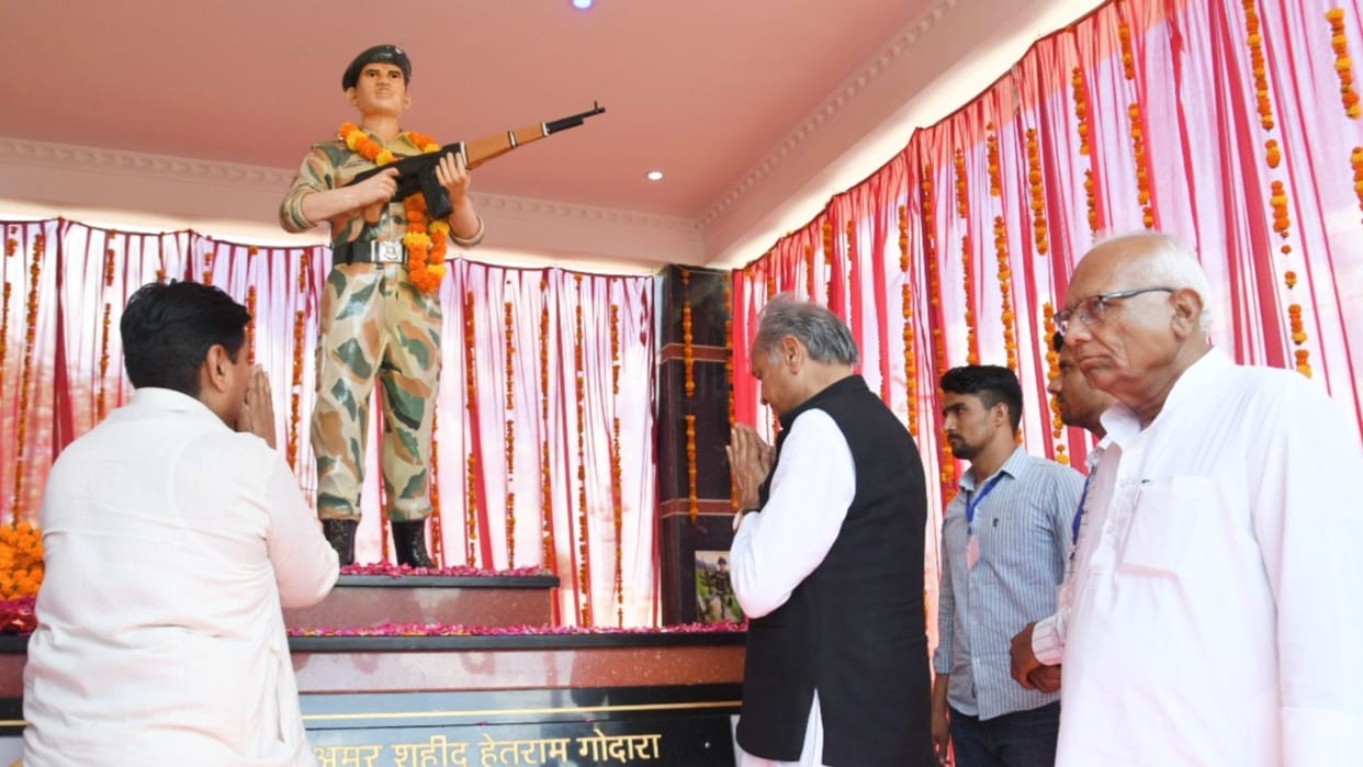 CM Gehlot unveiled the statues of the martyrs in Bikaner said this will increase the spirit of youth