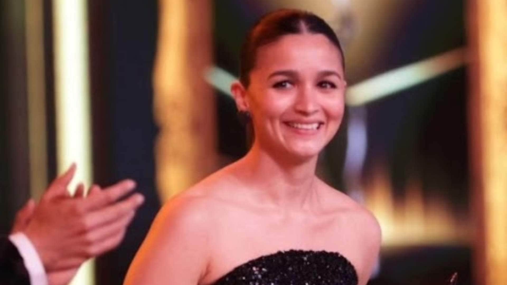 Salman Khan pulls alia bhatt and sanjay leela bhansali leg Over His Shelved Film Inshallah at Filmfare Awards
