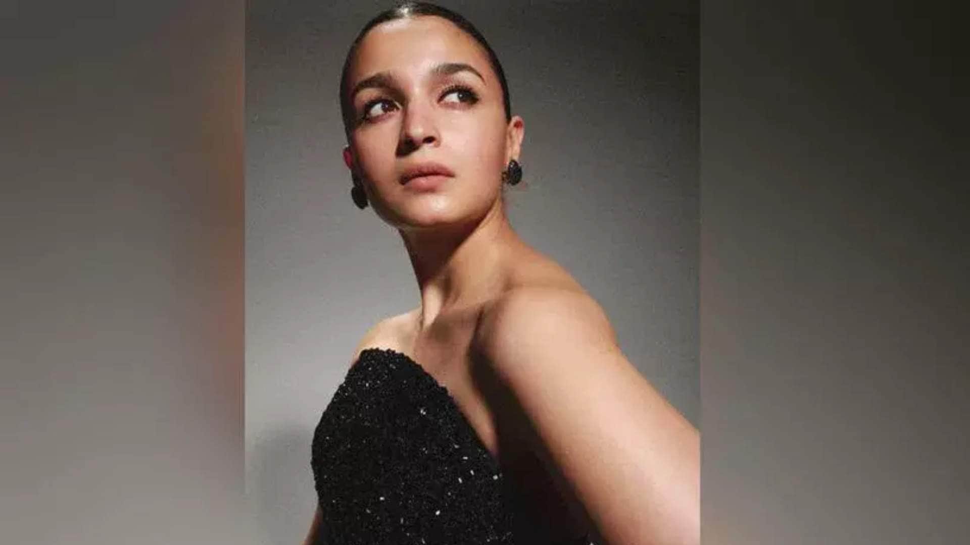 Salman Khan pulls alia bhatt and sanjay leela bhansali leg Over His Shelved Film Inshallah at Filmfare Awards